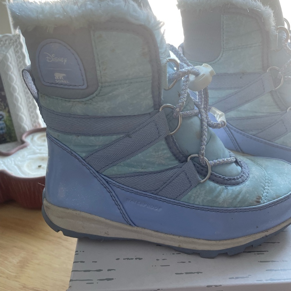 Disney x Sorel children’s Whitney short lac FROZEN Elsa boot